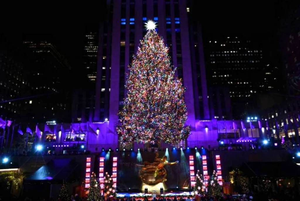 4. ต้นคริสต์มาส Rockefeller Center สัญลักษณ์ของวันหยุด